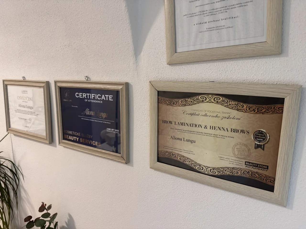 Osvědčení z kurzů a školení vystavená v salonu